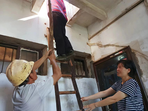 飛機(jī)坪社區(qū)：拆除破損雨棚  消除安全隱患