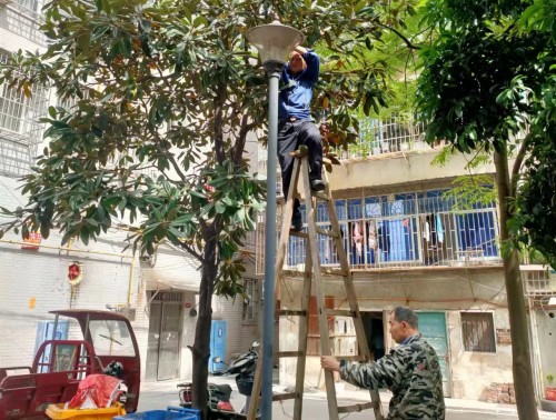 飛機(jī)坪社區(qū)積極維修路燈 解決居民出行問題