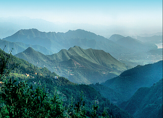 祁阳挂榜山：蓝天白云  青山如黛