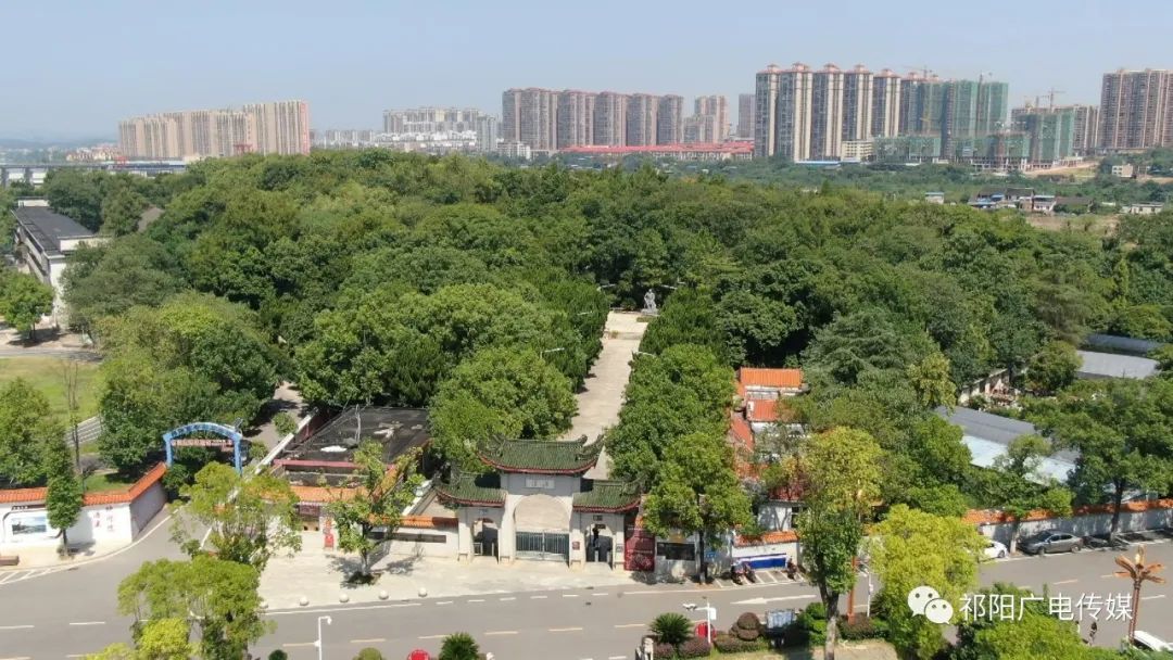 “红色书屋”进景区 书香传递爱国情