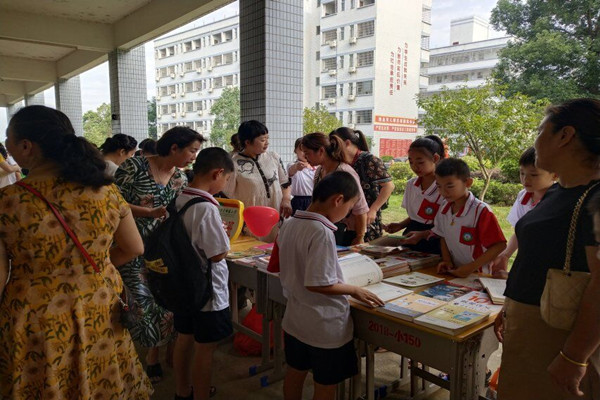 长虹街道明德小学：让书籍去旅行