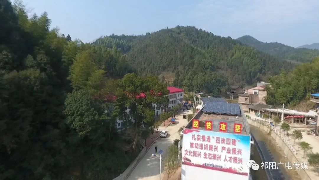 县融媒体中心为18名贫困学子发放助学金