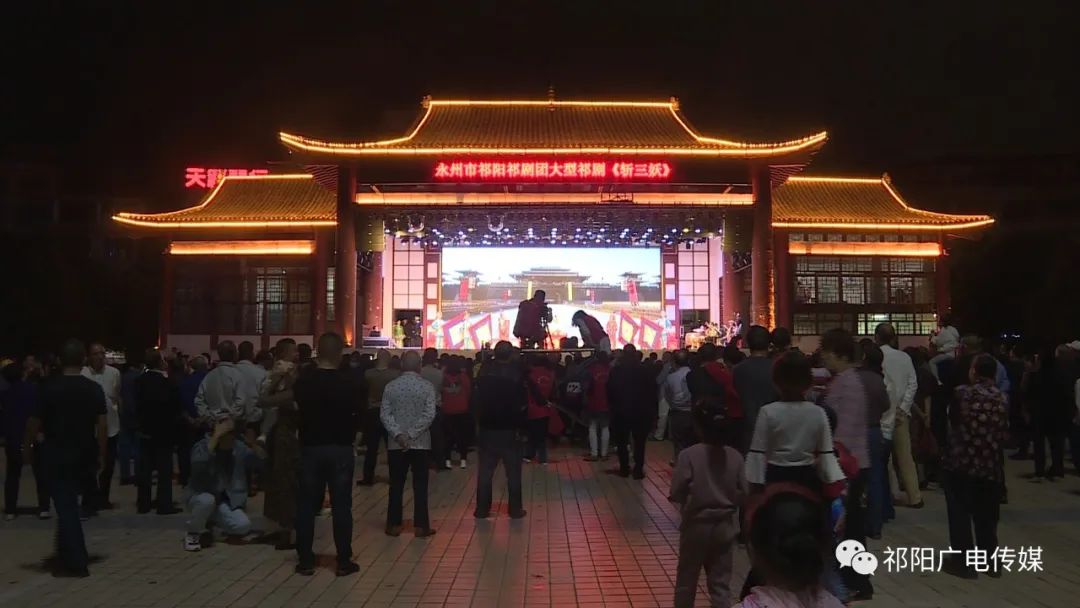 周末剧场走上露天舞台