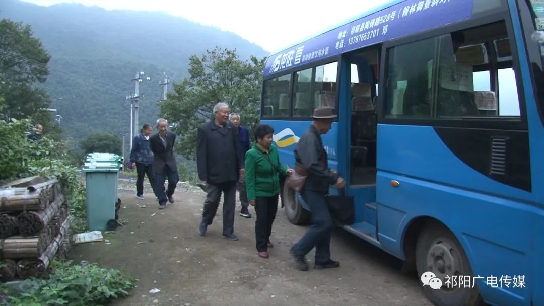 七里桥镇挂榜山“扶贫公交”开进大山里