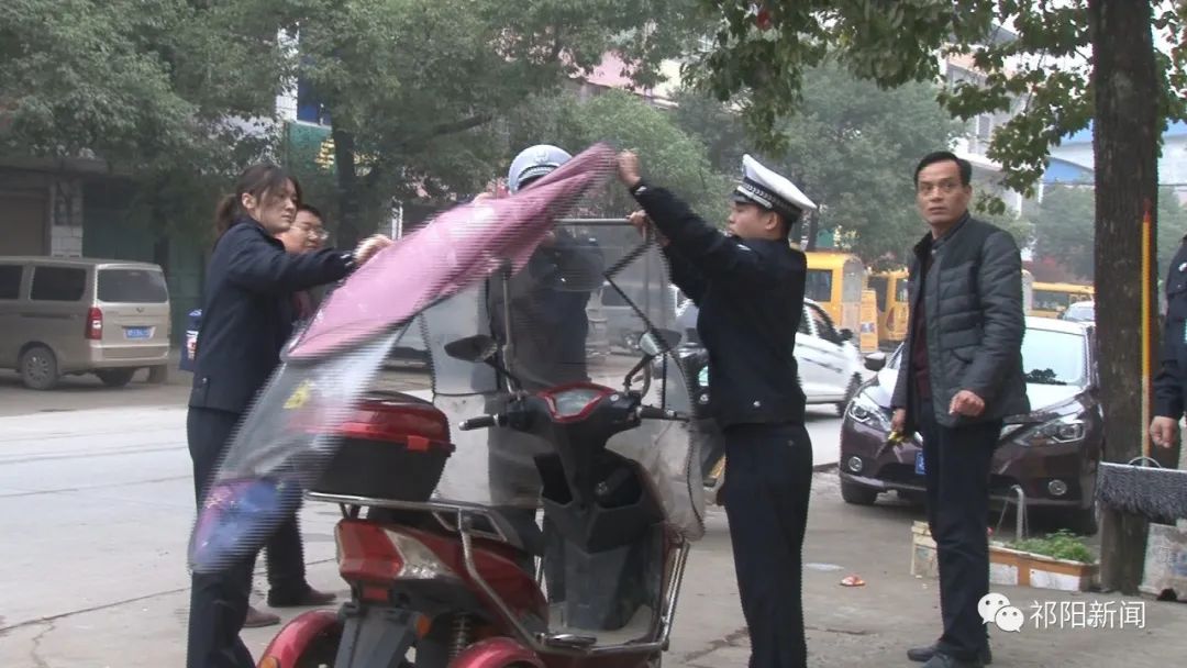 梅溪镇：开展“一盔一带”整治行动 守护道路交通安全