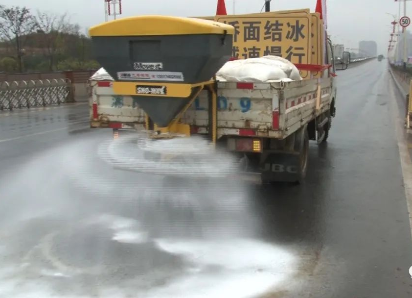 祁阳：应对“冰冻”保畅通