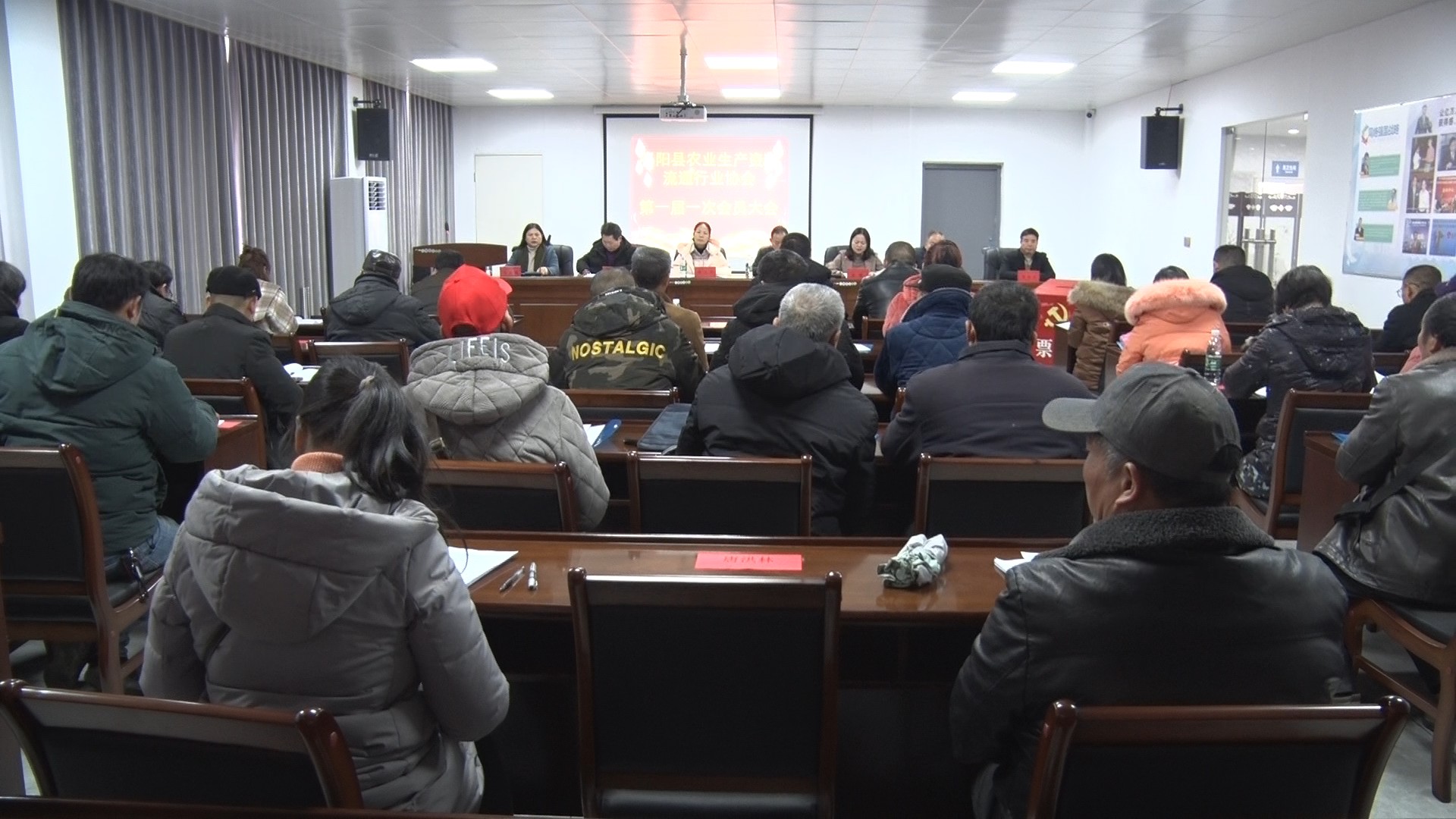 县人民法院庭审一起污染环境公益诉讼案