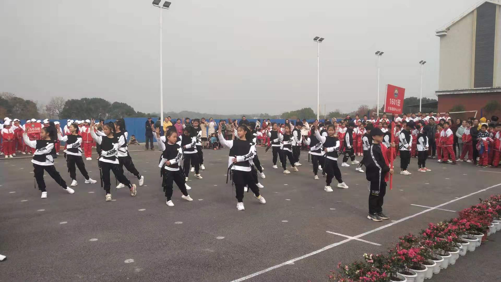 羊角塘镇中心小学举行曳步舞比赛