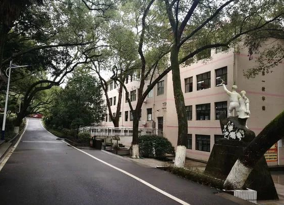 祁阳一中获得湖南省园林式单位称号
