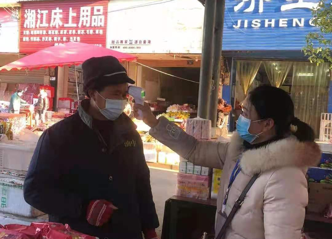 疫情严防控  市场勇冲锋