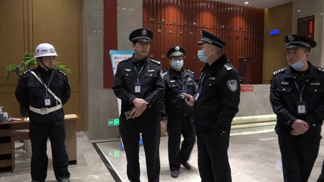 县公安局出动800警力开展夜间清查行动