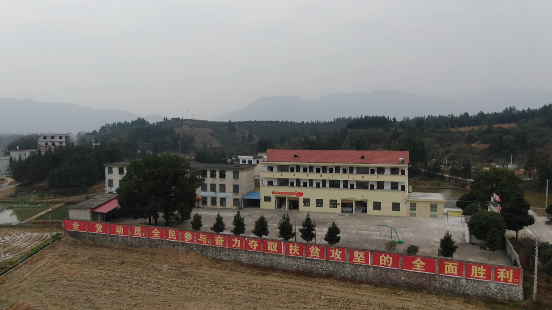《咱们的乡亲了不起》八宝镇上百里洲村：产业旺 腰包鼓 农家日子火