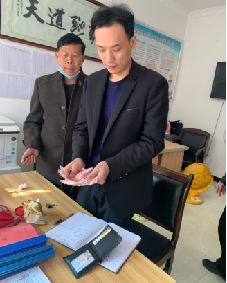 醉酒汉乘车丢钱包 的哥拾金不昧暖人心