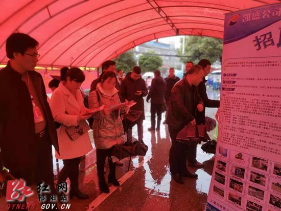 白水镇：春风行动暖人心 携岗上门送服务