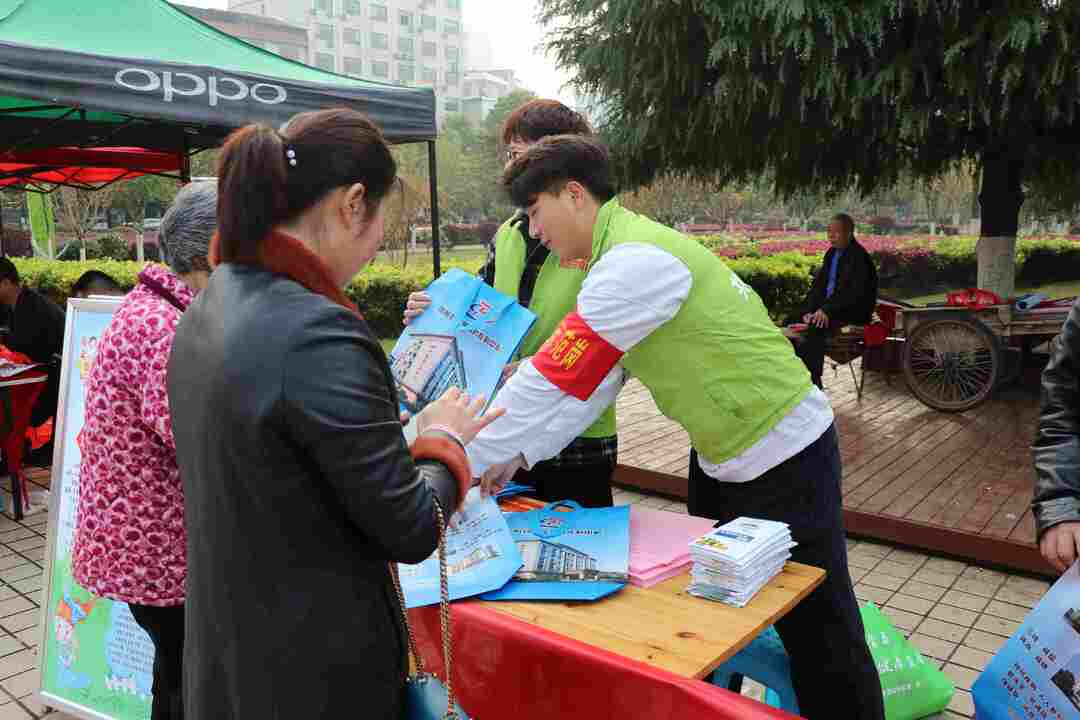 县疾控中心团支部开展“共筑健康家园”健康义诊活动