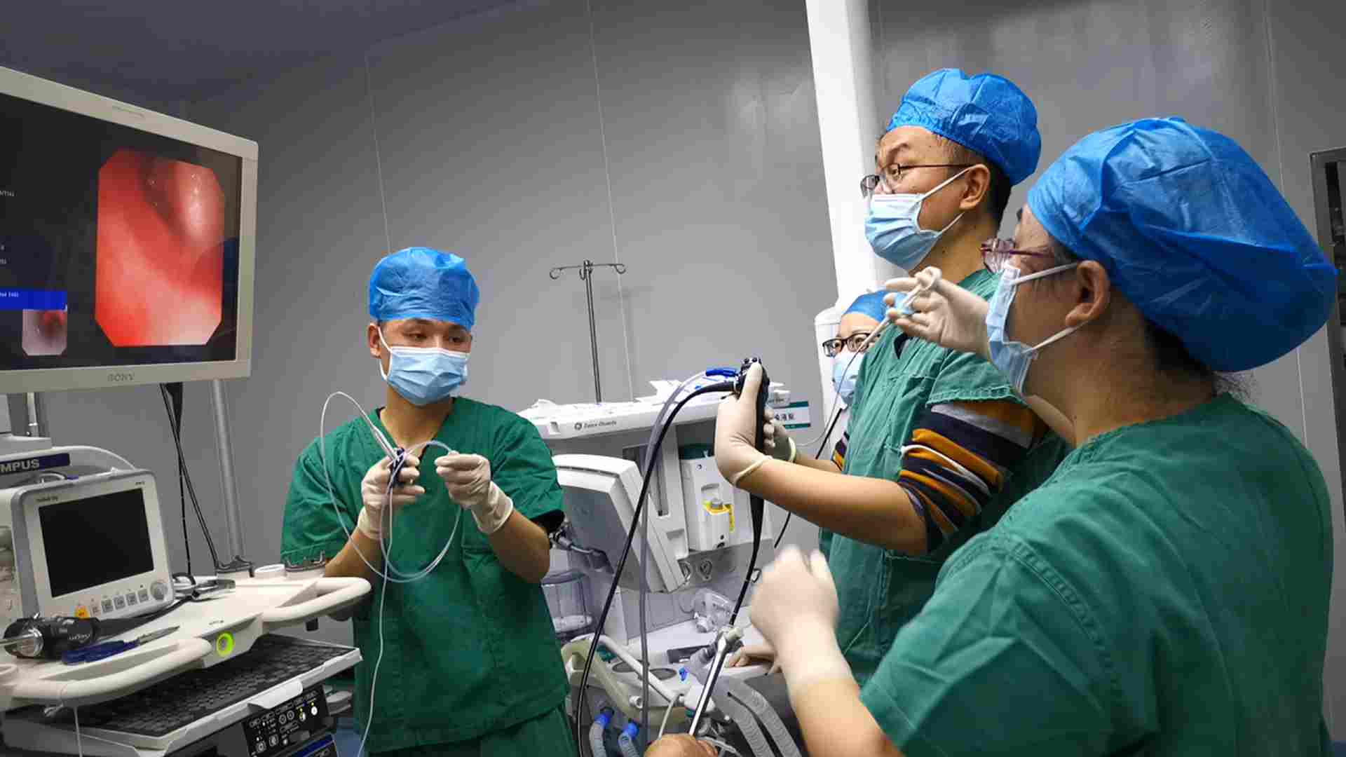 县人民医院专家团队为老人切除气管内巨大肿瘤