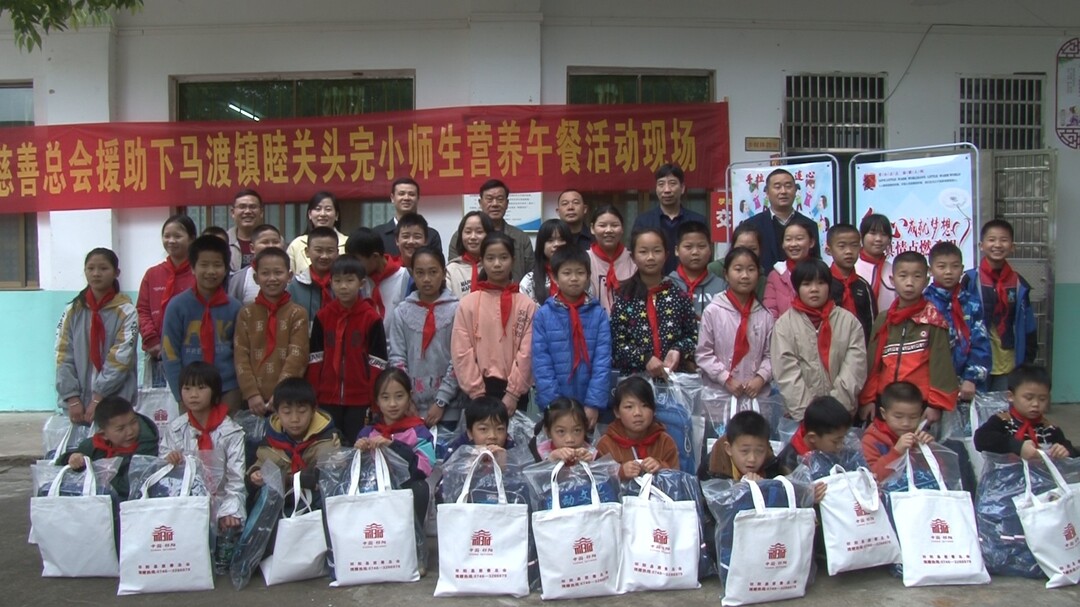 睦关头完小52名师生吃上免费营养午餐