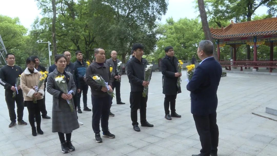 “奋斗百年路 启航新征程”——“学党史 悟思想 办实事 开新局”县市场监督管理局举行“学史明理、祭奠英烈”活动
