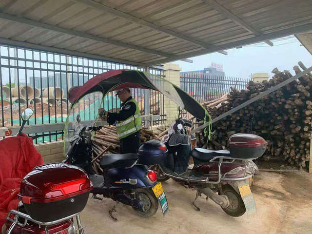 祁阳交警强力开展摩托车、电动车非法加装遮阳伞具专项整治
