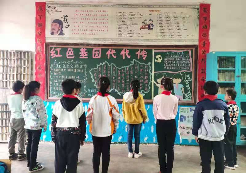 黄塘完小举行“红色文化进校园”最美黑板报活动