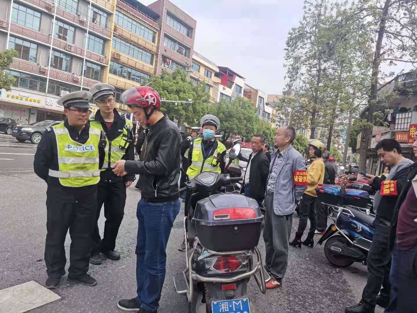 龙山街道：多部门联合开展道路交通专项整治行动