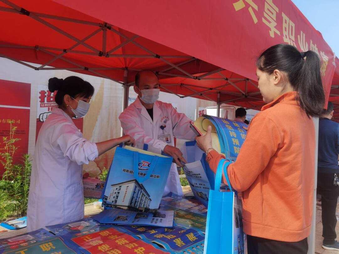 祁阳疾控中心开展“共创健康中国，共享职业健康” 主题宣传活动
