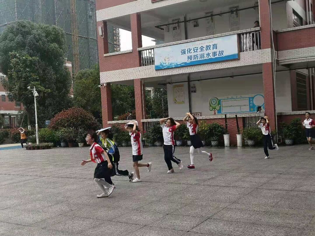 祁阳长虹街道明德小学开展防震减灾安全演练活动