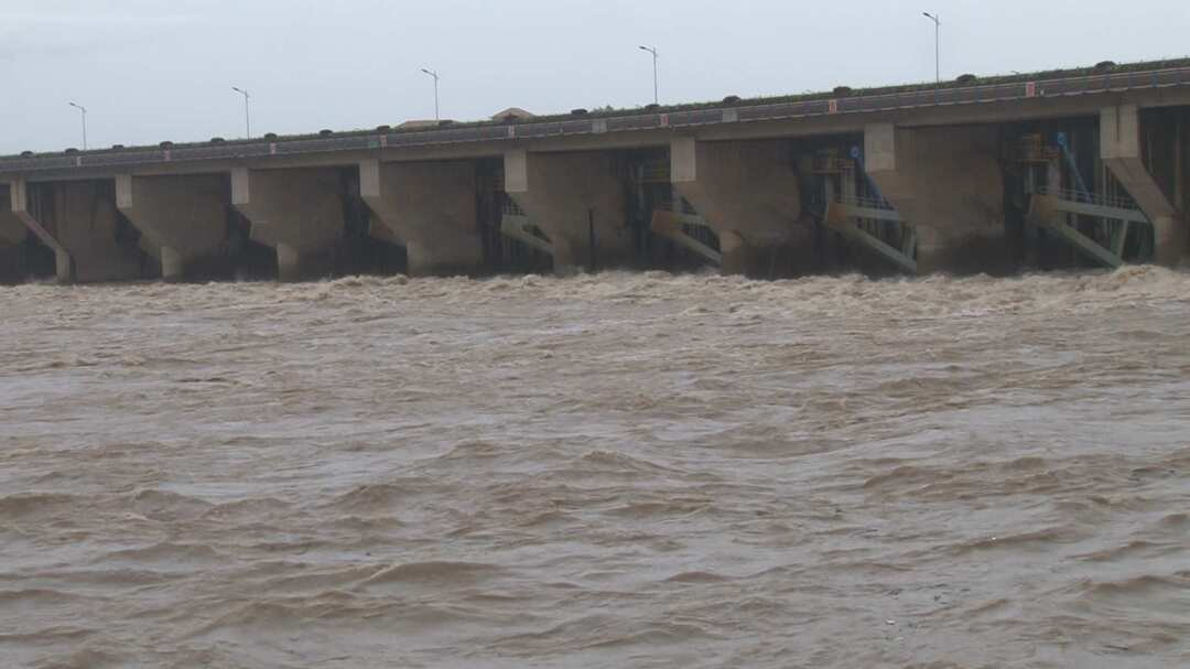 浯溪水电站开启10孔闸门腾库容