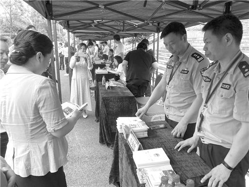 祁阳交警大队开展防灾减灾、交通事故防控知识巡回宣传活动