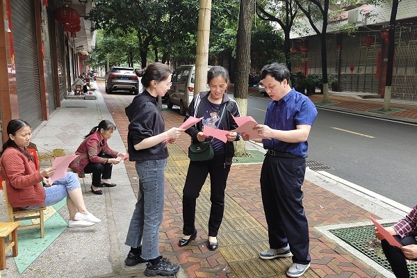 【教育整顿|我为群众办实事】祁阳法院：下沉社区开展新冠疫苗接种宣传工作