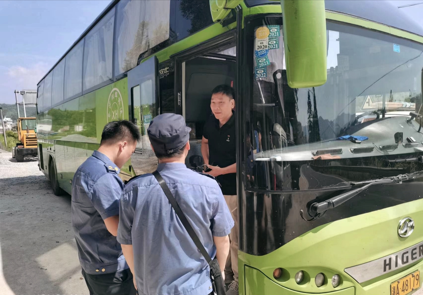 县交通运输局开展旅游包车执法检查
