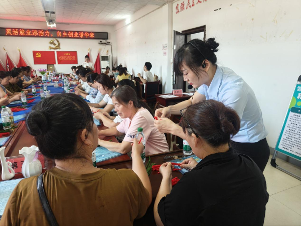 板塘社区：人大代表进社区 就业服务零距离