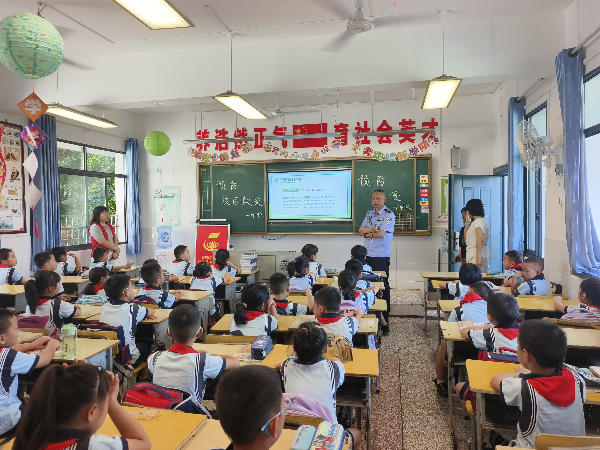 板塘社區(qū)開展“防范校園欺凌 預(yù)防性侵害” 知識講座