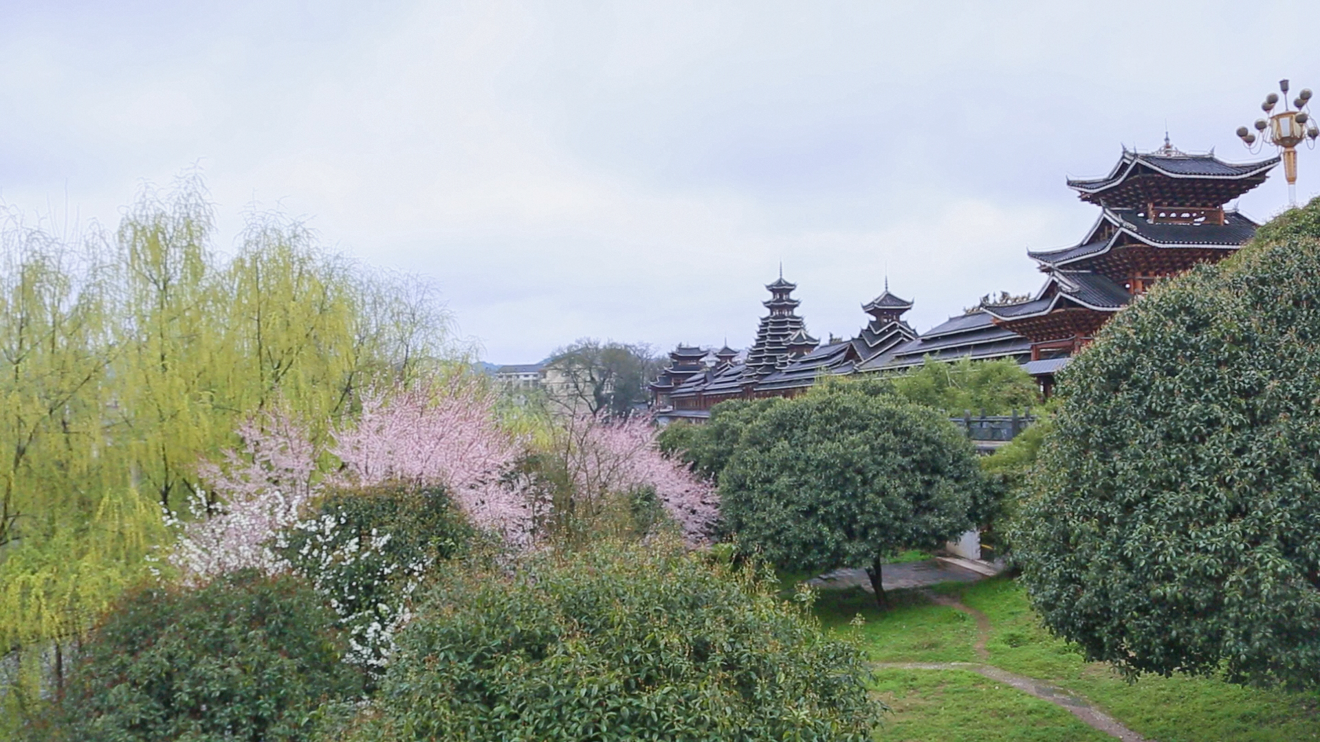 怀化靖州江东风雨桥:花红柳绿春意闹 别样风光惹人醉