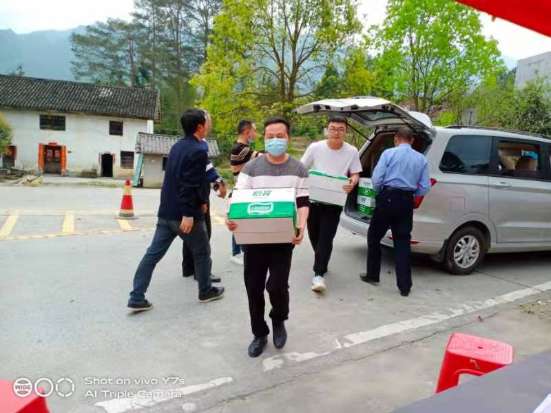 暖水镇：暖心群众送物资，水润干部显真情