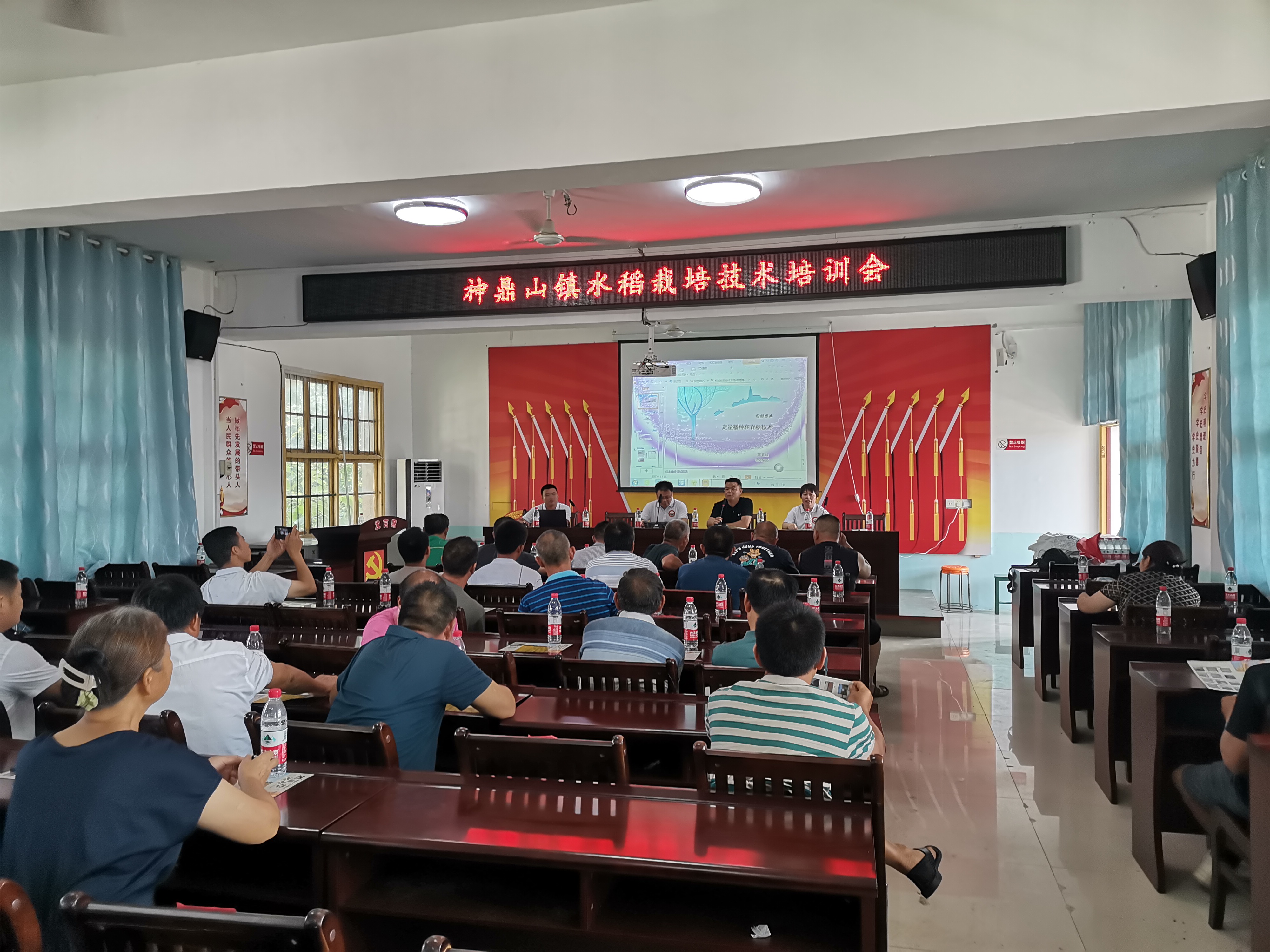神鼎山镇：专家授课，帮种粮大户科学种田