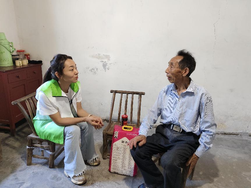 神鼎山镇：爱心物资温暖受灾群众