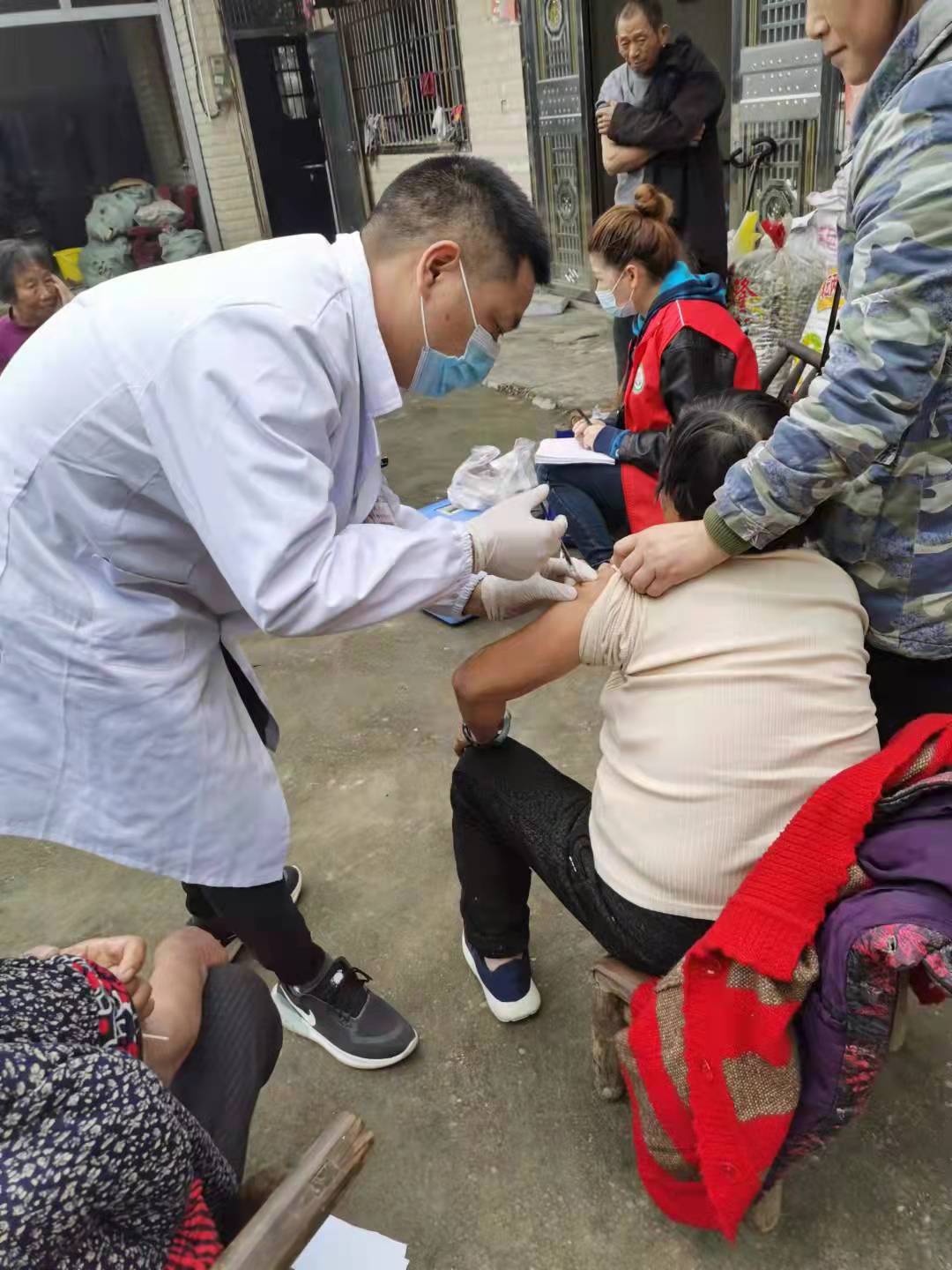 毛家滩回维乡：疫苗接种“上门” 服务 坚决打赢疫苗接种攻坚战