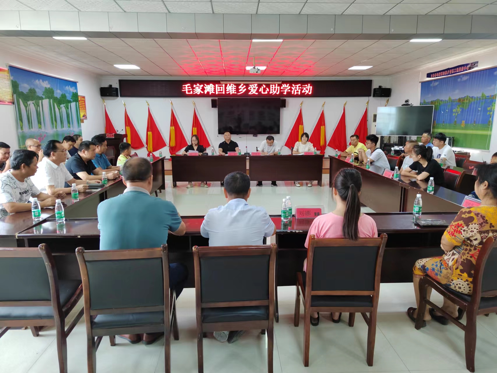 毛家滩回维乡举办爱心助学活动
