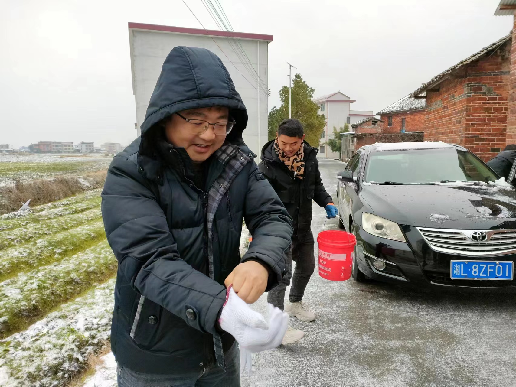 舜峰镇：干群合力抗风雪保平安