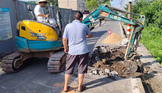 順江村維修塌陷路面 及時(shí)消除安全隱患