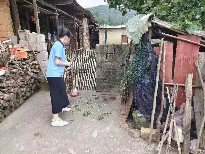 关爱老人 情暖夕阳：中方县花桥镇社工站开展居家养老服务活动