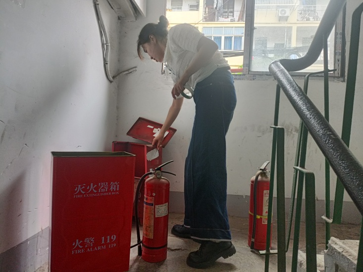 三角坪社區(qū)開展樓道滅火器檢查 筑牢消防安全防線