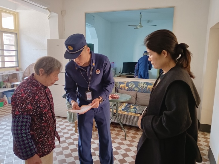 三角坪社區(qū)開展“敲門行動” 筑牢冬季消防安全防線