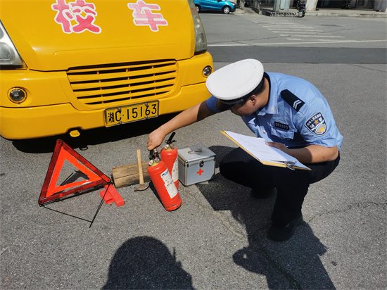 三角坪社區(qū)配合交警部門開展“開學(xué)季”校車安全大檢查