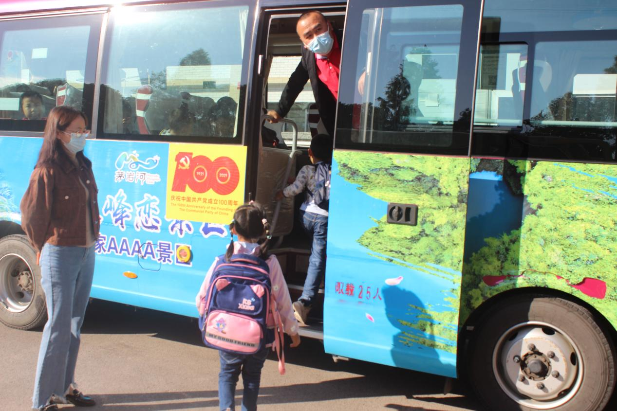 “爱心接送”伴学路 精准服务暖人心