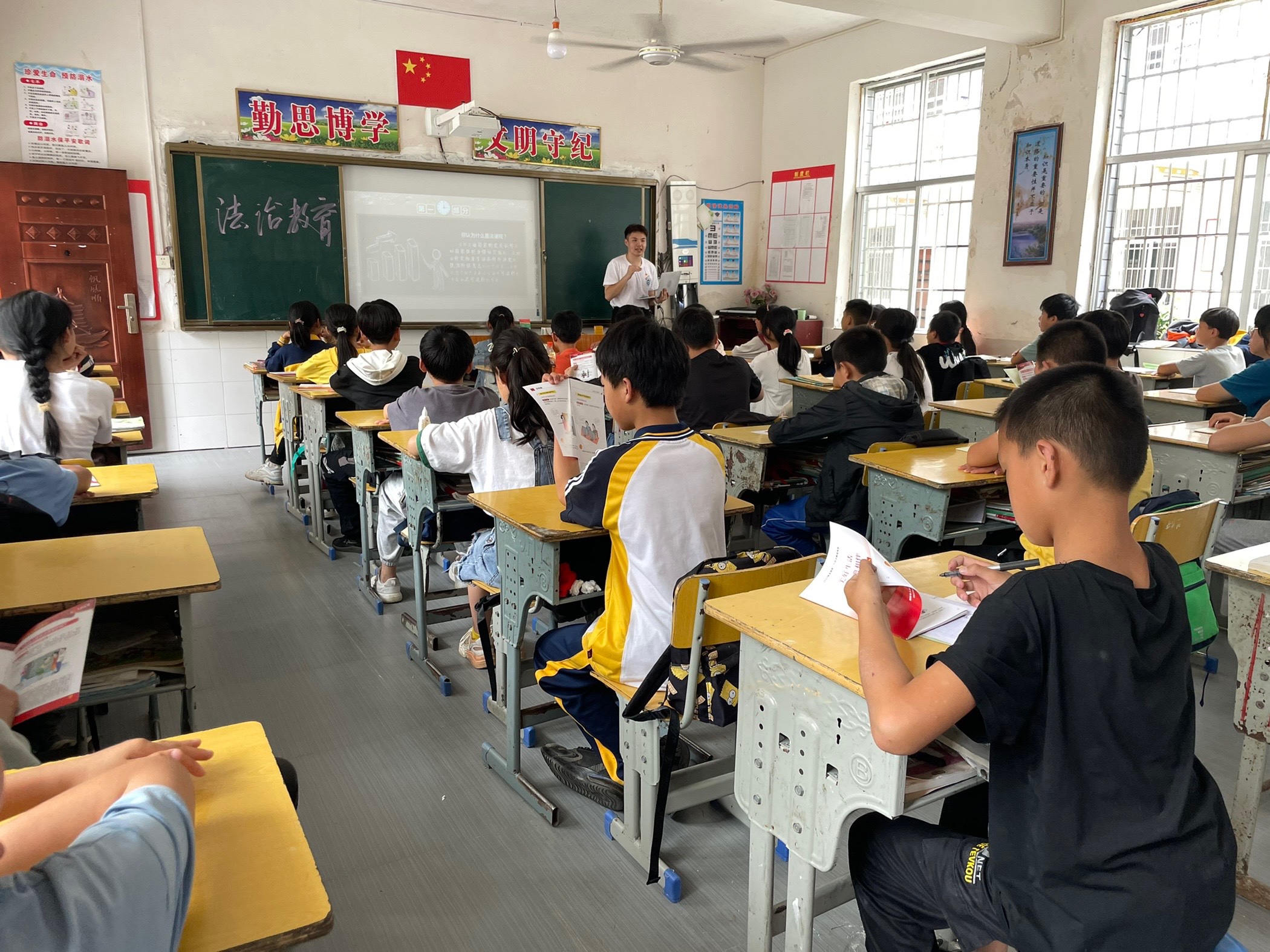 团县委联合怀化学院开展“三下乡”普法宣传活动