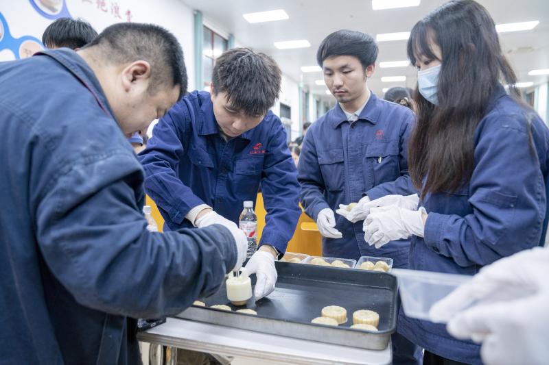 江南工业集团组织开展青年职工月饼制作活动