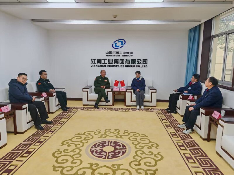 湘潭市领导慰问优秀专家人才彭小彦