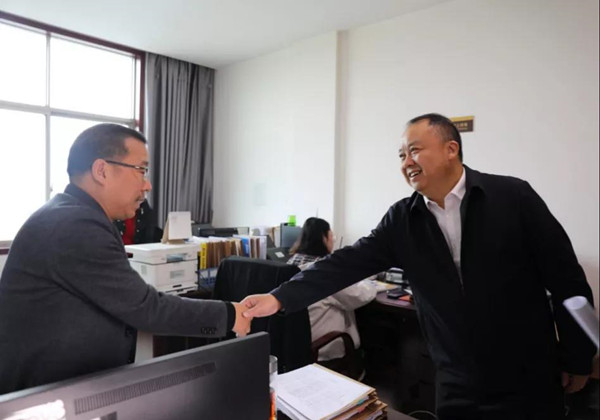 市中院党组书记、院长李知文到中方法院看望慰问加班干警